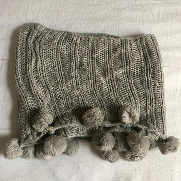 ☀️Gray Knit Pom Pom Infinity Scarf - Picture 3 of 4